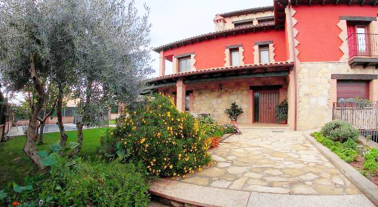 Wonderful vacation home with yard, terrace & pool | Suitable for remote work | Pets are welcome — photo 4