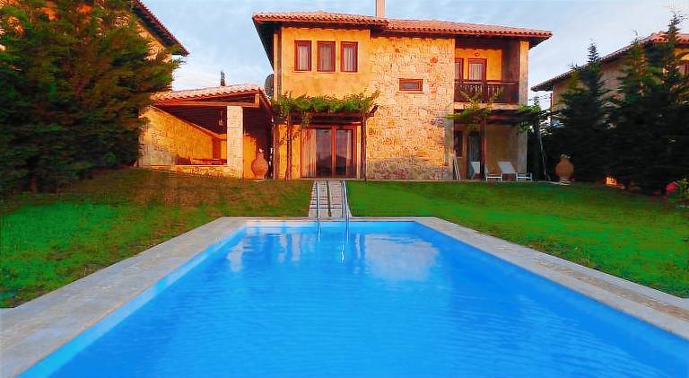 Villa with private pool, patio & garden in Sithonia