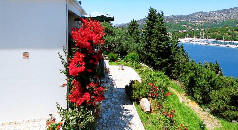 Rental apartment with garden, patio & barbeque — photo 3
