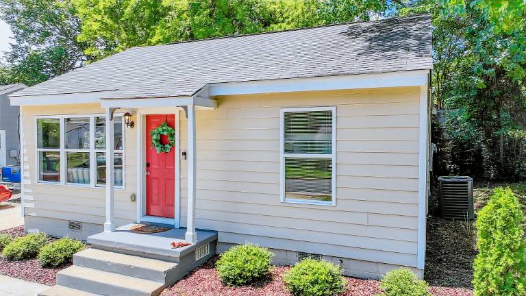 House with BBQ, yard & jacuzzi | City view — photo 5