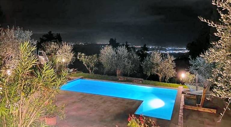 Vacation home with pool — photo 4