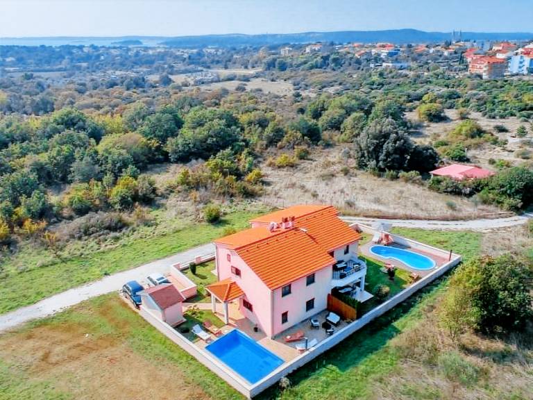 Fully equipped charming house with private pool, barbecue & yard | Nature view | Dogs allowed — photo 3