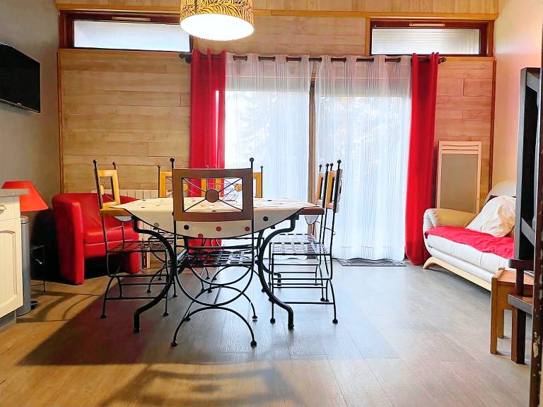 Pleasant chalet with BBQ & yard | City view | Dogs allowed — photo 4