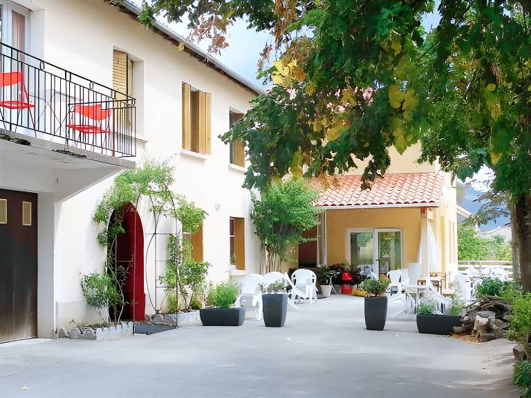 House with patio in Millau
