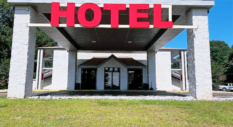Heritage Place Hotel in Iuka, MS