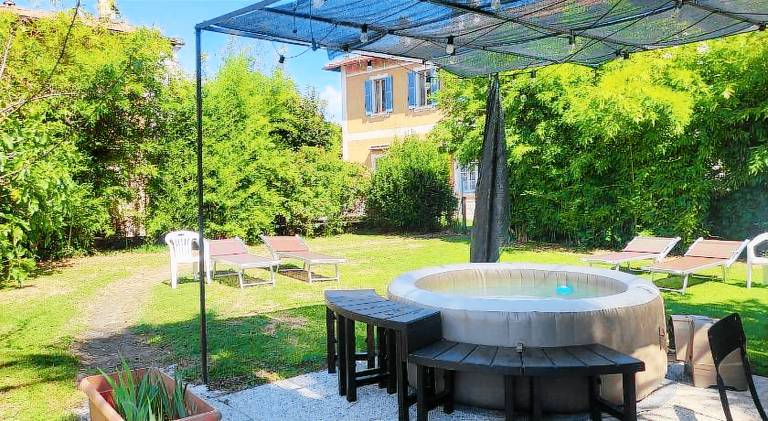 Apartment with jacuzzi — photo 3