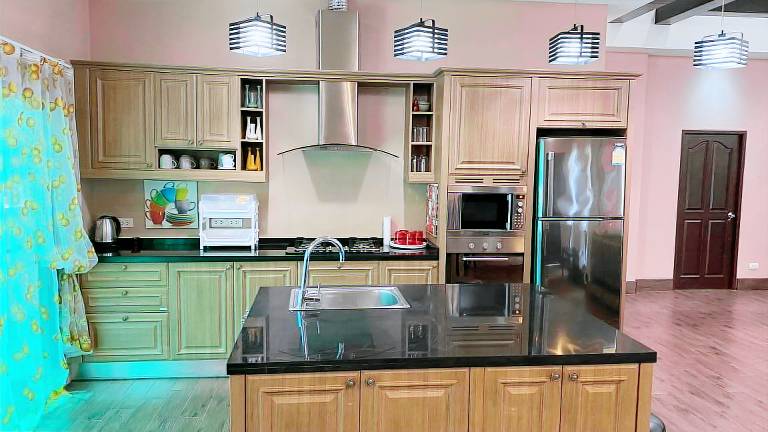 Fully equipped villa with pool, jacuzzi & yard | Perfect for remote work | Pets are welcome — photo 4