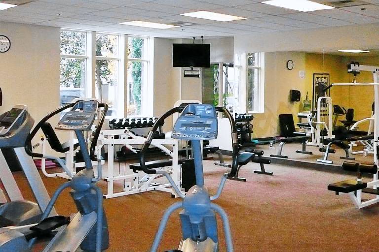 Recently Upgraded 1BR Apt – Downtown Location