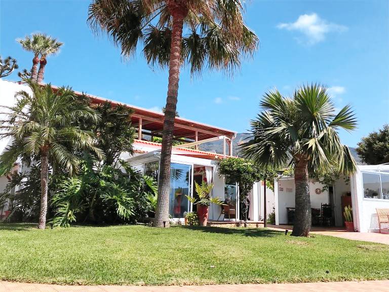 Fully equipped house with hot tub, yard & BBQ | Pets are welcome — photo 2