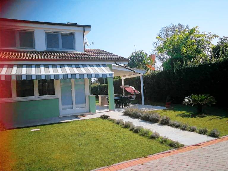 House with yard & BBQ — photo 3