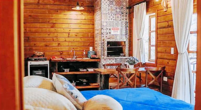 Lodge with hot tub — photo 2