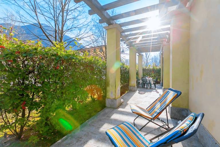 Holiday apartment with yard — photo 2