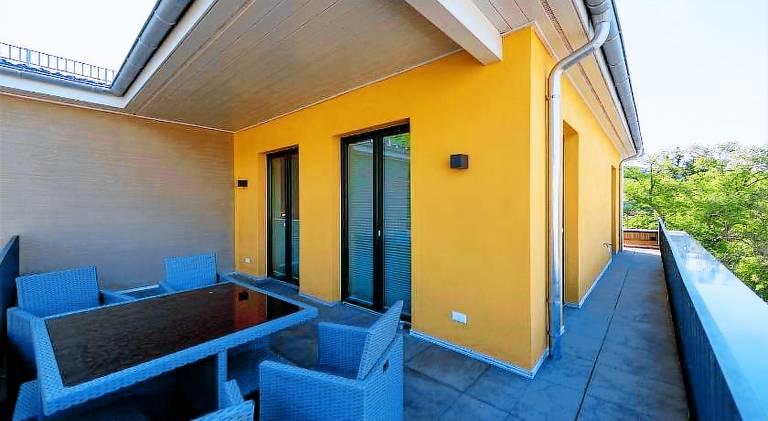 Rental apartment with terrace & yard — photo 5