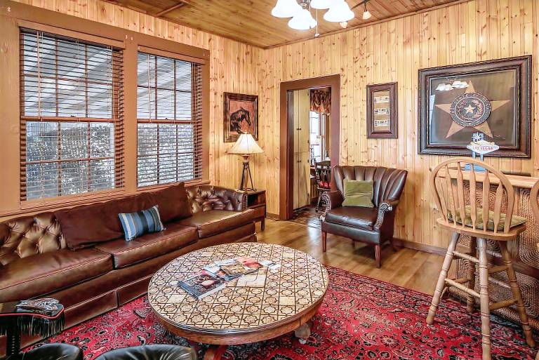 4 Miles: Midtown Ruidoso's Eclectic 2 Bed/2 Bath Cabin — photo 2