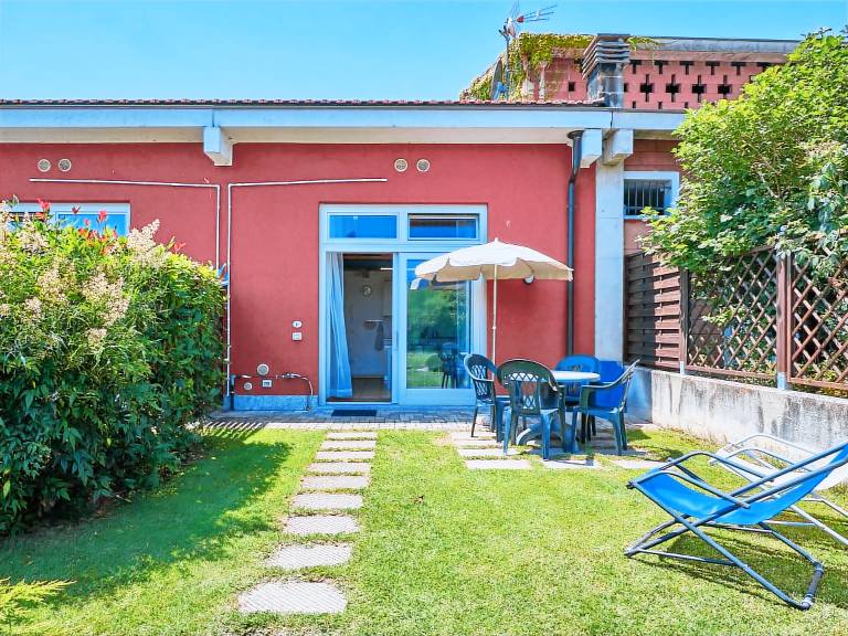 House with terrace & yard | Pets allowed — photo 3