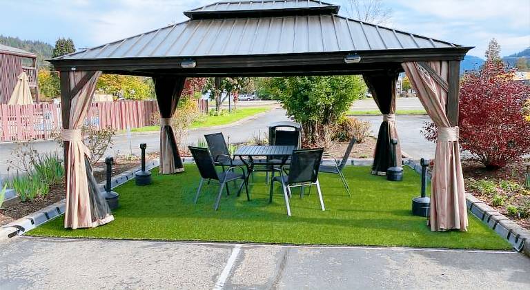Oakridge Inn & Suites — photo 4