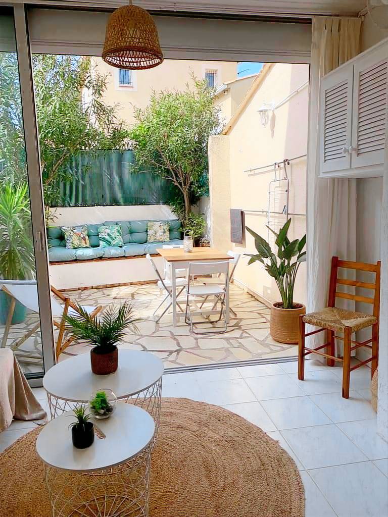 Bright studio with small terrace — photo 2