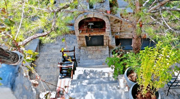 Vacation home with patio, barbeque & yard — photo 3