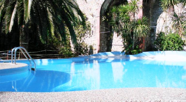 Serviced apartment with pool, patio & yard — photo 3