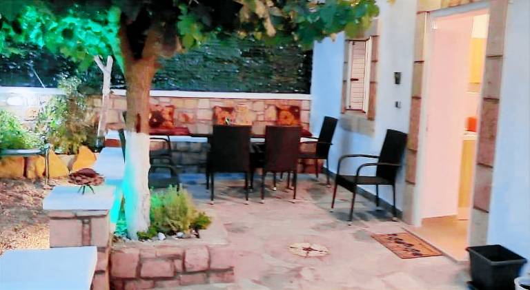 Vacation home with terrace, yard & BBQ — photo 4