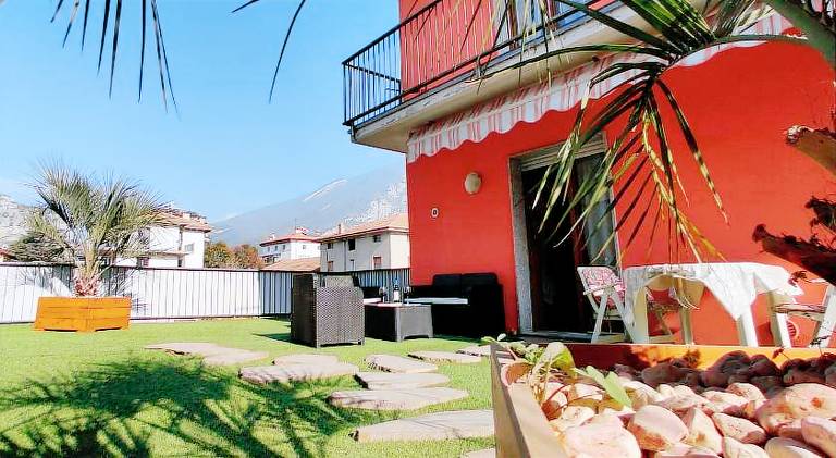Apartment with patio & garden — photo 4