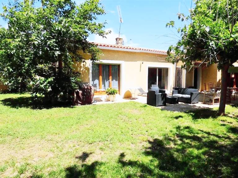 Vacation home with barbeque & pool — photo 2