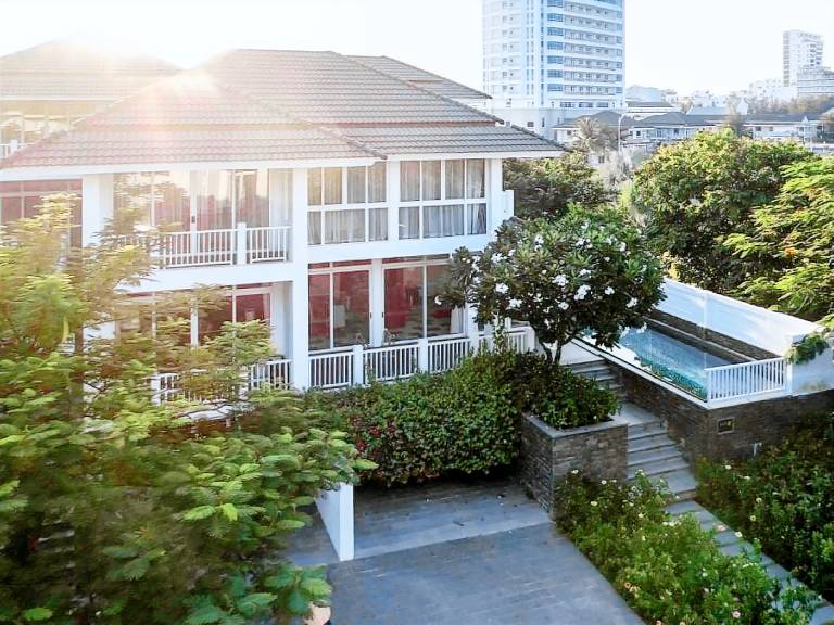 Villa with pool & garden in Da Nang