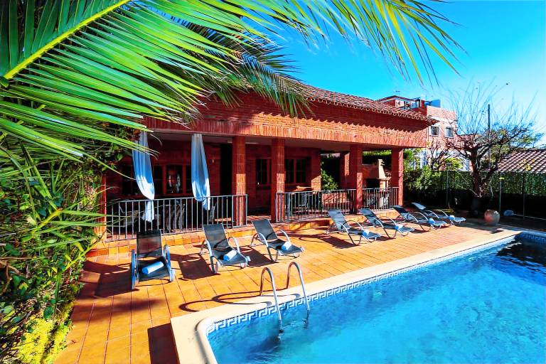 Villa with patio, yard & private pool — photo 3