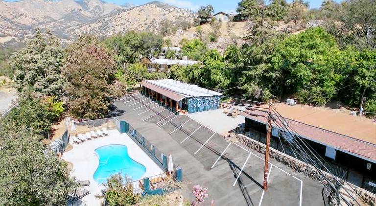 Apartment with pool — photo 5