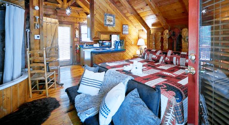 Lovely chalet with hot tub | Pet-friendly — photo 2