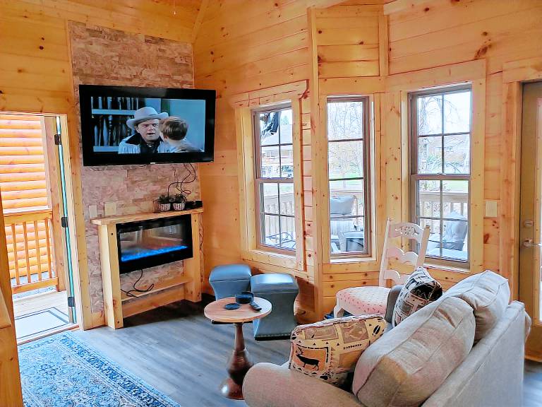 Child-friendly vacation home with fast internet, BBQ & hot tub | Water view | Pets are welcome — photo 5