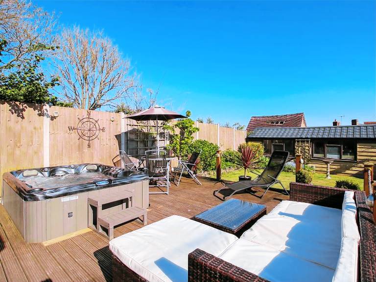 Cottage with hot tub & yard — photo 2