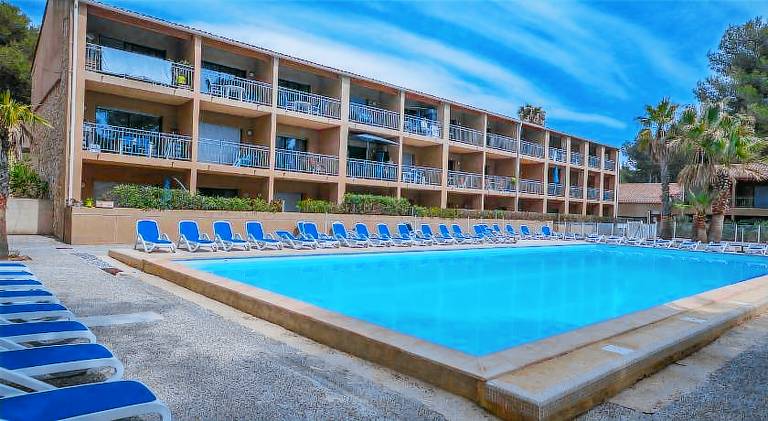 Apartment with pool — photo 5
