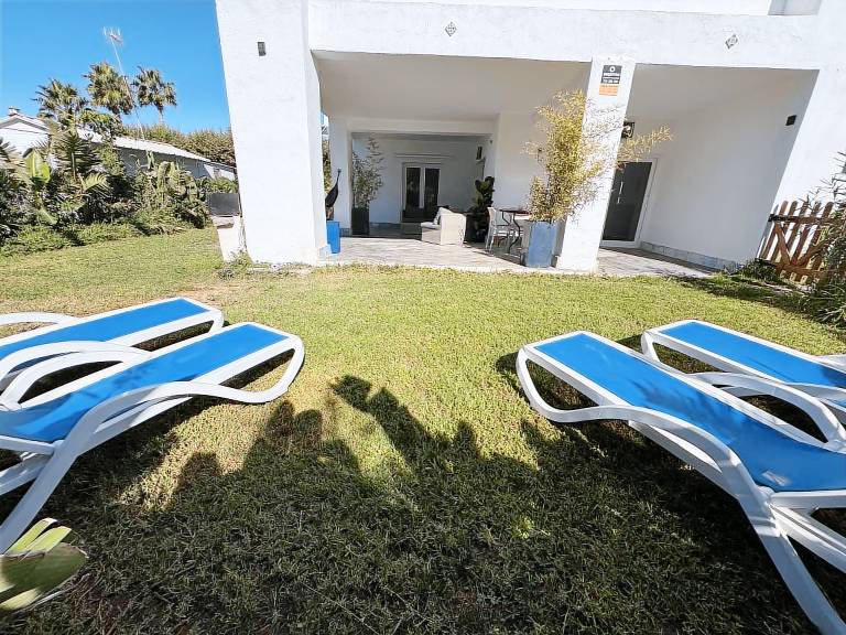 Vacation home with grill, yard & patio | Garden view | Next to the beach | Pets allowed — photo 3