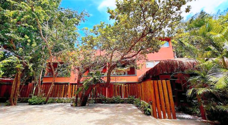 Rental apartment with pool, terrace & yard — photo 5