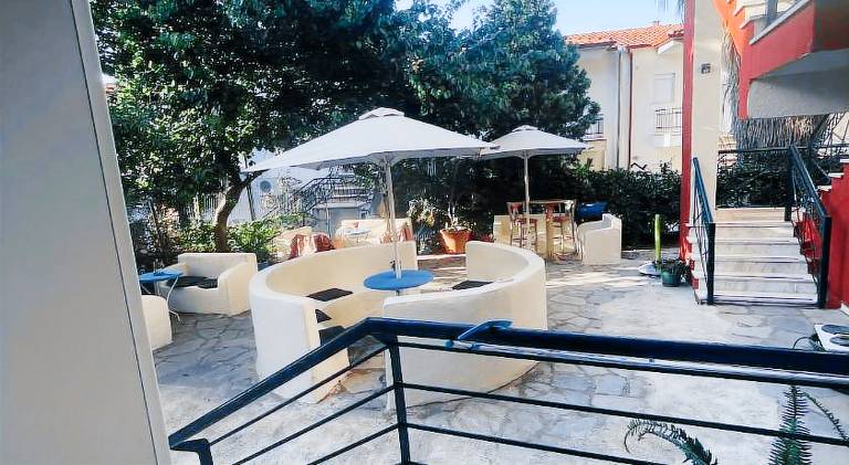 Serviced apartment with yard & terrace — photo 4