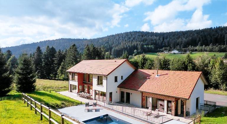 Villa with pool, sauna & hot tub in Gérardmer