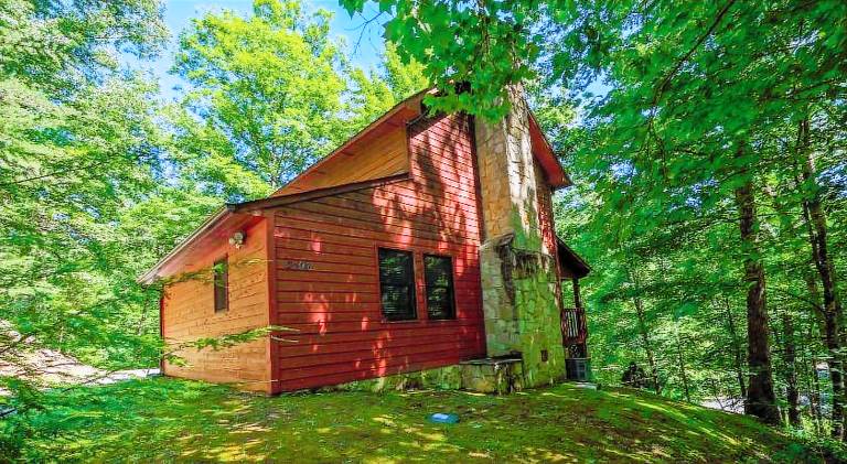 Vacation home with jacuzzi | Dogs allowed in Sevierville, TN