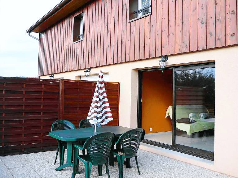 Holiday apartment with terrace, barbecue & yard | City view — photo 2