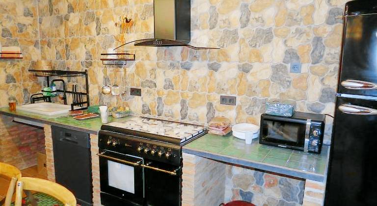 Vacation home with garden, terrace & grill — photo 4