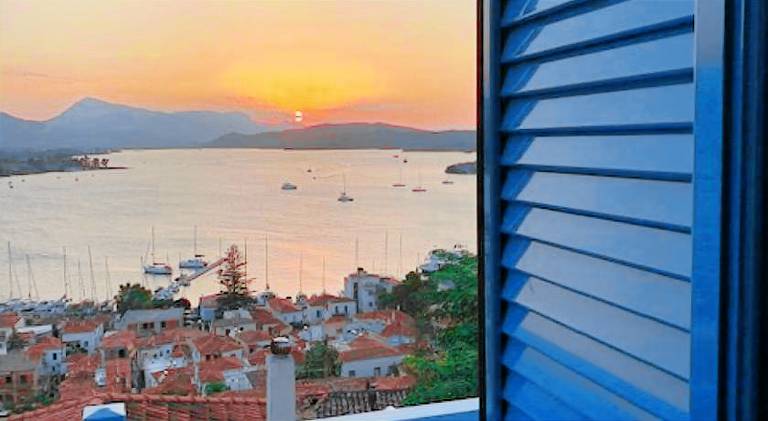 Rental apartment with yard, grill & patio in Poros
