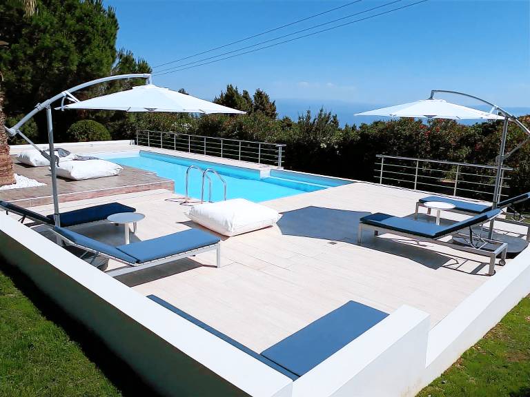 House with private pool & barbeque — photo 3