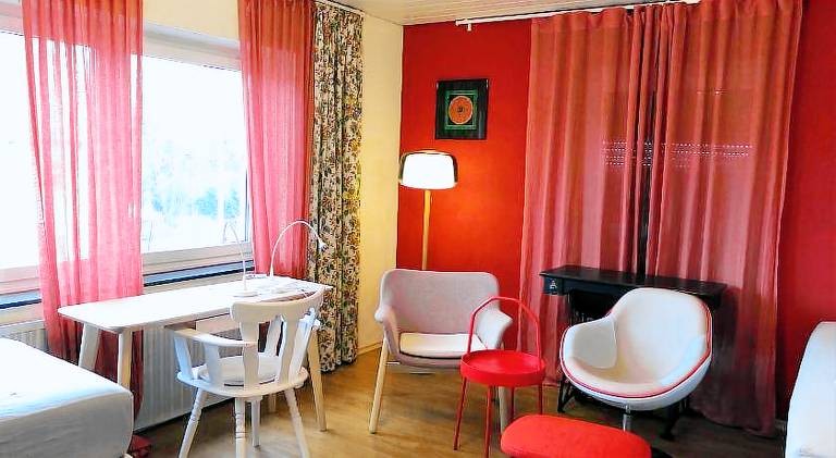 Apartment in Gelb, mit Balkon, Kamin, 50 Schritte zu Radweg, ideal for Long Stay, 4 Singles in Singl — photo 2