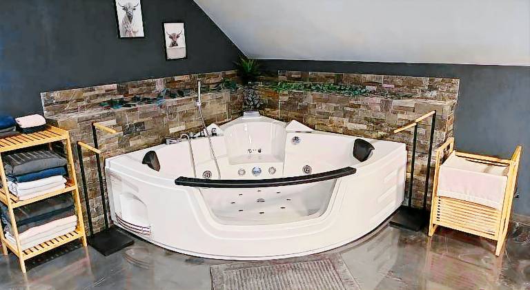 Vacation home with hot tub — photo 5