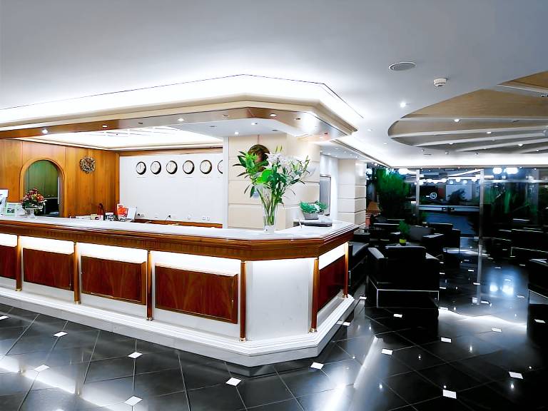 Child-friendly serviced apartment with terrace, hot tub & pool | Beach nearby | Pets allowed in Glyfada