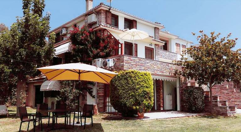 Holiday apartment with patio & yard in Aristotelis