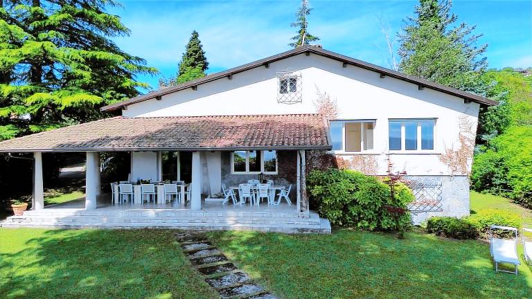 Villa with garden & barbeque | Water view | Next to the beach | Pets allowed in Garda