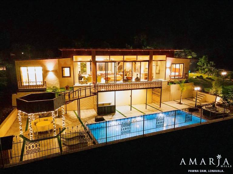 Villa with yard, pool & BBQ in Nashik