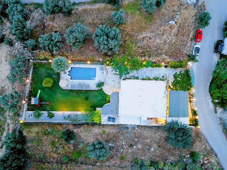 Rental apartment with yard, patio & private pool in Rethymno