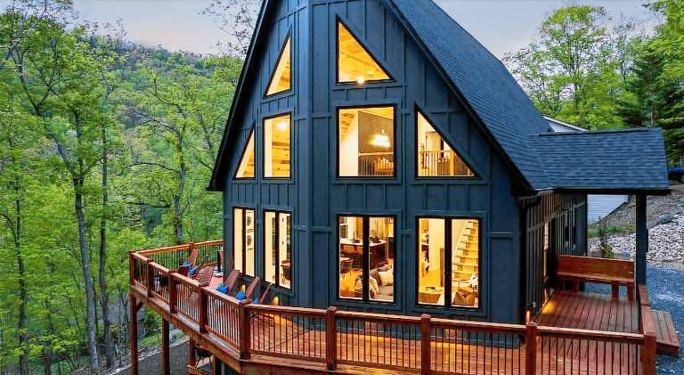Vacation home with jacuzzi in Shenandoah, MD